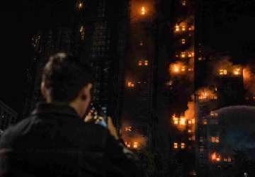 Płoną wieżowce w Hongkongu. Ludzie uwięzieni w budynkach