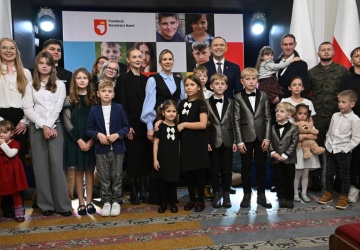 Wzruszające spotkanie w Belwederze. Dzieci poległych mundurowych odebrały dyplomy stypendialne