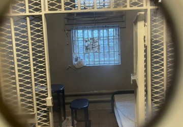 Przecięli kraty i uciekli na prześcieradłach. Spektakularna ucieczka w więzienia w Dijon