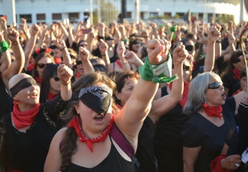 Singielki, feminizm i strach przed macierzyństwem – źródła zapaści demograficznej w Polsce