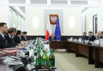 Rząd szuka oszczędności w NFZ . Cięcia na liście darmowych leków i w szpitalnych posiłkach