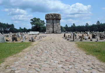 Wojewoda wyraził zgodę na usunięcie nazw „Radziłów” i „Jedwabne” w Treblince. IPN protestuje