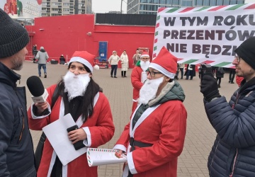Prezentów nie będzie. W Warszawie protestowali Święci Mikołajowie