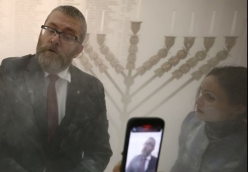 Jutro Grzegorz Braun staje przed sądem. Zarzuty od zgaszenia Chanuki po wtargnięcie do szpitala