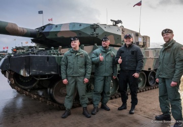 Prezydent Nawrocki na wschodniej flance NATO. Spotkanie z żołnierzami i jazda czołgiem