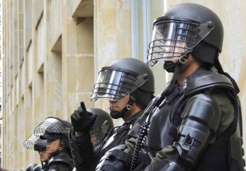 Zamieszki na ulicach Lizbony. Policja broni parlamentu