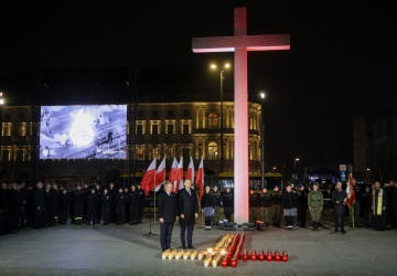 Prezydent Karol Nawrocki w rocznicę stanu wojennego zapalił Światło Wolności: Niech żyje Polska! Precz z komuną