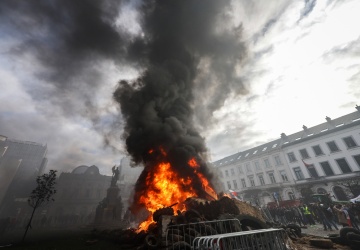 W Brukseli policja brutalnie pacyfikuje protestujących rolników