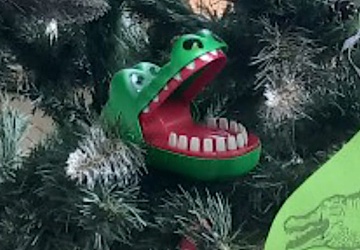 Afront wobec Waldemara Żurka? Na choince sędziów z Iustitii ktoś powiesił krokodyla