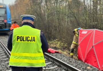 Dramat na Dolnym Śląsku. Wjechali pod pociąg na strzeżonym przejeździe
