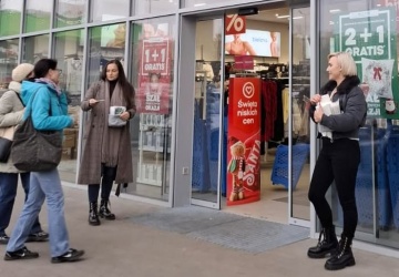 Harują jak woły, w ciągłych nadgodzinach. Handlowa S przeprowadziła akcję protestacyjną przed sklepami w Warszawie i we Wrocławiu