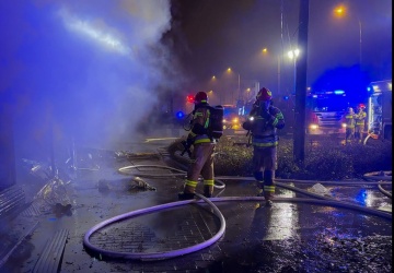 W nocy płonęło słynne warszawskie targowisko. Pożar gasiło 12 zastępów straży