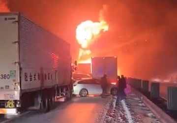 Potężny karambol w Japonii. Samochody zderzały się i stawały w ogniu