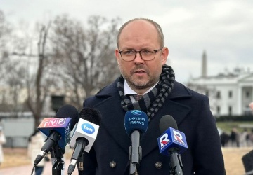 Tusk alarmuje o podziałach. Przydacz: Proszę się nie boczyć