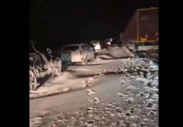 Droga S7 całkowicie zablokowana. „Stoimy od godzin, nie mamy jedzenia ani picia” [WIDEO]