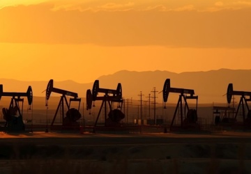 Ropa najtańsza od lat. Najgorszy rok od pandemii i widmo nadpodaży