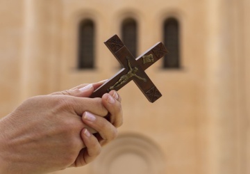 Bulwersujące sceny w podstawówce. Nauczycielka miała wyrzucić krzyż do kosza