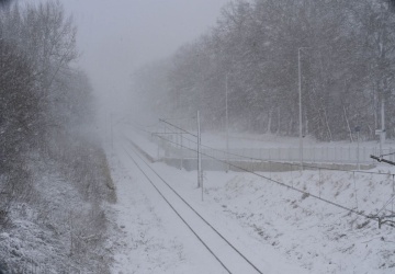 Chaos na torach od rana. Śnieg i wiatr zatrzymały pociągi w całym kraju