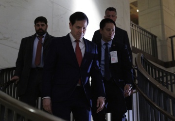 „Trump chce kupić Grenlandię, a nie ją najechać”. Rubio uspokaja Kongres