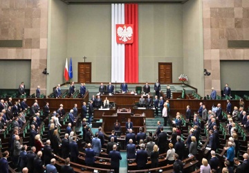 Donald Tusk traci władzę? Nowy sondaż partyjny