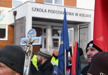 Protest mieszkańców przeciwko wrzuceniu krzyża do kosza w szkole