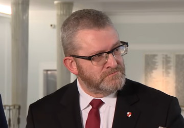 Proces, który miał ruszyć z hukiem, nagle wyhamował. Co dalej ze sprawą Grzegorza Brauna?