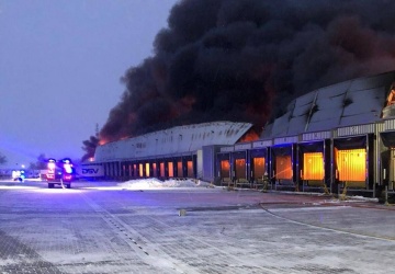 Płonie hala pod Poznaniem. Dziesiątki strażaków na miejscu
