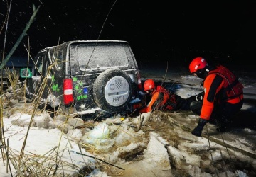 Wjechał na taflę i lód się załamał. Groźny incydent nad Jeziorem Żywieckim
