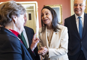 Maria Machado wręczyła Donaldowi Trumpowi medal noblowski