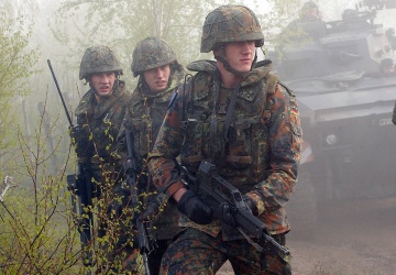 15 Niemców pędzi po Grenlandię