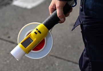 Warszawa: Wjechał w sygnalizację świetlną. Szok po badaniu alkomatem