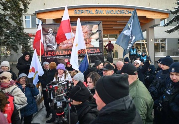 Manifestacja pro-life pod szpitalem w Gdańsku. Kaja Godek mówi o siłowym wypychaniu obrońców życia