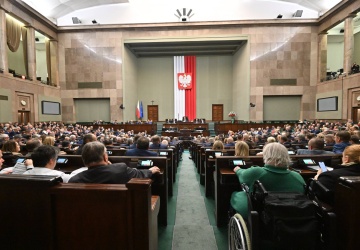 Najnowszy sondaż: KO na czele, ale rząd Tuska bez większości. Prawica może przejąć Sejm
