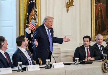 Trump grozi Macronowi nałożeniem 200 proc. ceł na francuskie wina i szampany