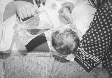 Katolicy w Irlandii bronią prawa do chrztu niemowląt: nie narusza praw dziecka