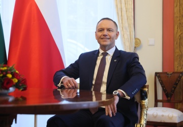 „Trzecią dekadę Pan klęczy”. Karol Nawrocki ripostuje Donalda Tuska