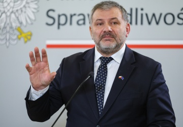 Żurek chce zaostrzać prawo drogowe. Kilka godzin później sam łamie przepisy? Jest nagranie