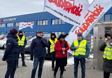 Bez pracowników nie ma produkcji. Przedstawiciele Solidarności pikietowali przed zakładem Hutchinson w Zawadzie