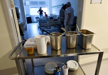 Media: Rosną koszty w ośrodkach dla cudzoziemców. Za to stawki żywieniowe w szpitalach w dół