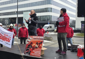 Przedstawiciele Solidarności pikietowali przed siedzibą Krajowej Szkoły Sądownictwa i Prokuratury w Krakowie. Mieli ze sobą „żurek bez jaj”