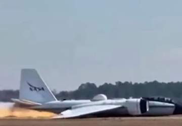 Problemy techniczne samolotu NASA. Maszyna osiadła na pasie startowym