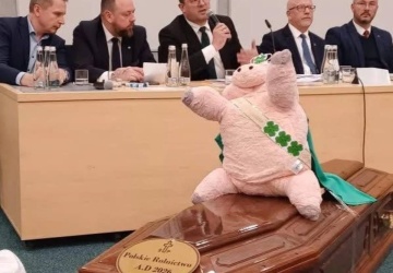 Podczas spotkania w Siedlcach rolnicy wręczyli Krajewskiemu prezenty: świnię i trumnę