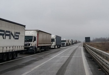 Polscy kierowcy ciężarówek, którzy utknęli na Bałkanach, apelują o pomoc. Polskie instytucje milczą