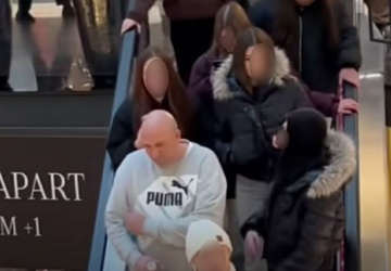 Influencer prowokował dzieci do śpiewania publicznie obscenicznych piosenek. Jest doniesienie do prokuratury