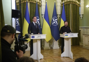 Szef NATO w Kijowie. Alarm lotniczy podczas wizyty i nowe deklaracje