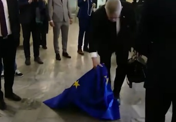 KO chce chronić flagę UE. Grzywna i więzienie za jej zniszczenie