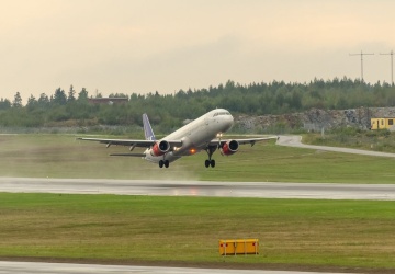 Samolot SAS rozpędził się do startu na drodze kołowania. Pomyłka pilota