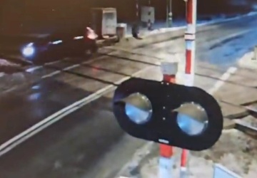 Nietrzeźwi kierowcy zablokowali przejazd kolejowy. Dramatyczna akcja policji