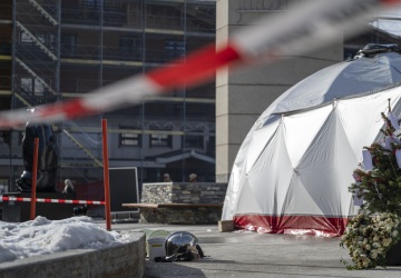 Ogień w miejscu pamięci ofiar tragedii. Niepokojące sceny w Crans-Montana