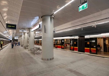 Woda zalewa nowe stacje metra. Z posadzki biją źródła wody. Kapie ze stropu